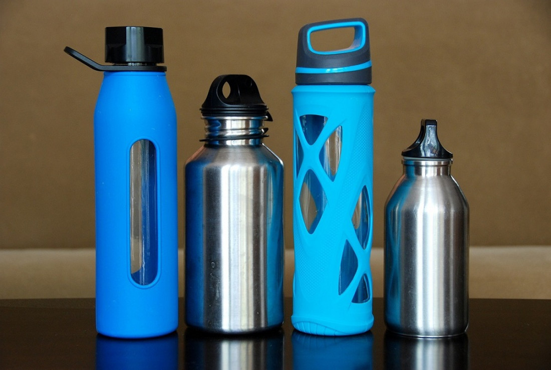 Las botellas de agua reutilizables tienen más bacterias que el asiento de un inodoro