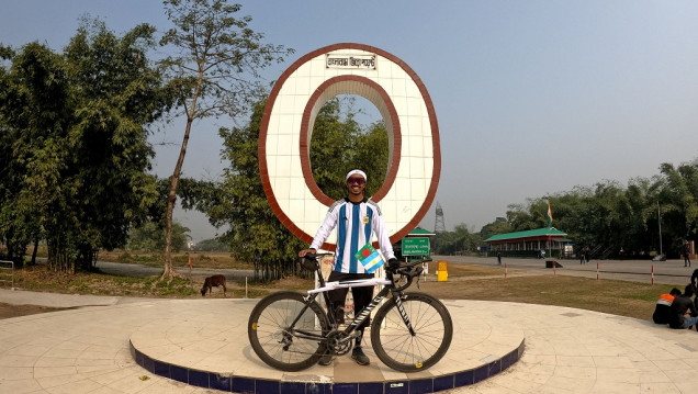 imagen  Un ciclista de Bangladesh recorrió 1003 km en su país en honor a Messi 