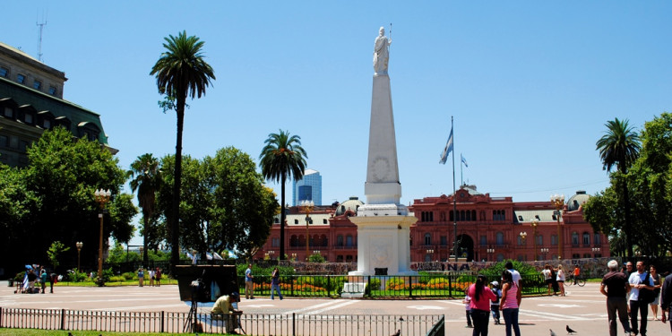 Taparon con monolitos los pañuelos pintados en Plaza de Mayo