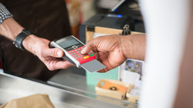 imagen Nueve de cada diez personas adultas usan en Argentina tarjeta de débito, crédito o billetera virtual