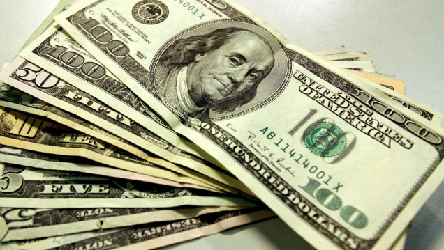 imagen Primer salto del año: el dólar se disparó 18 centavos y rozó los $ 19