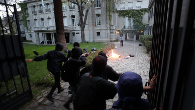 imagen Incidentes en la embajada argentina en Chile tras una marcha por Maldonado