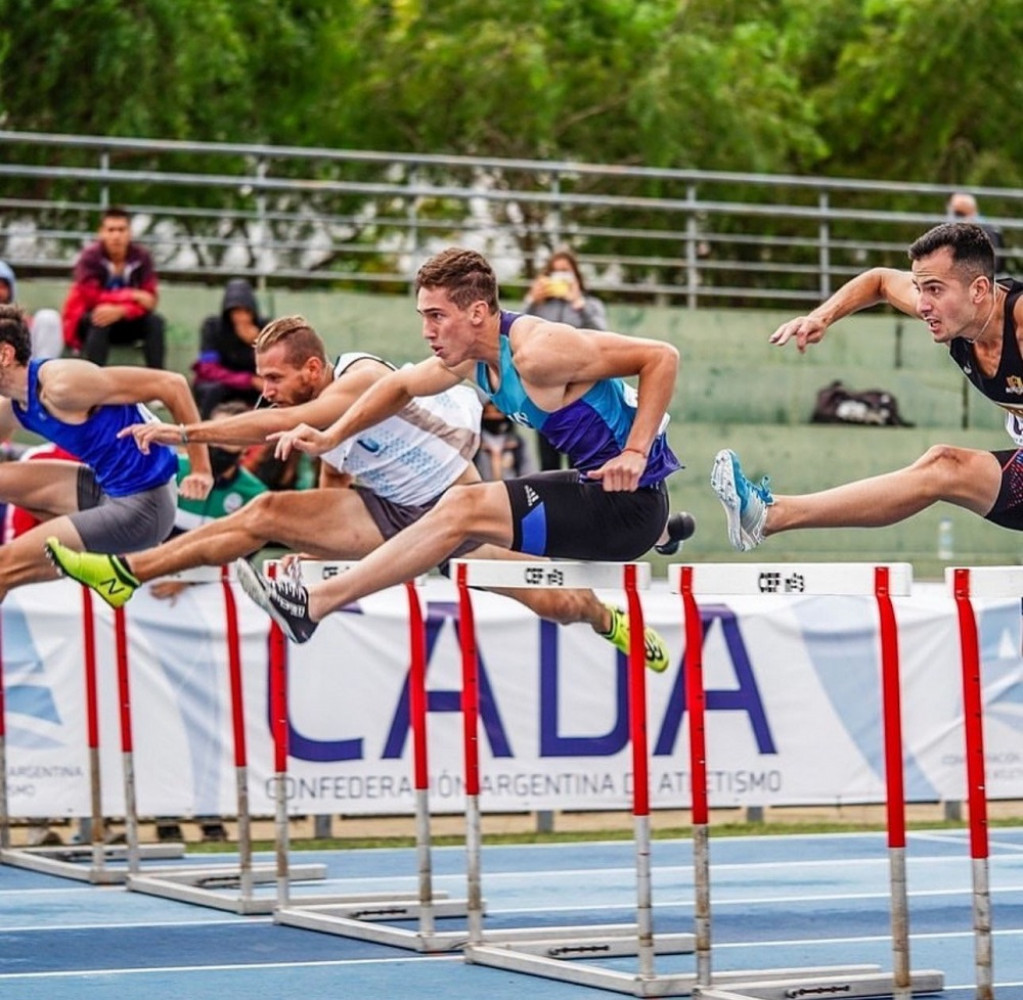 De la UNCUYO a la élite del atletismo: Renzo Cremaschi, el segundo argentino en bajar a 13 segundos en vallas