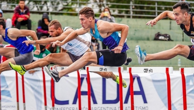 imagen De la UNCUYO a la élite del atletismo: Renzo Cremaschi, el segundo argentino en bajar a 13 segundos en vallas