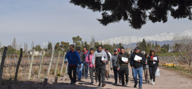 Escuela de Encargados de Finca: un espacio donde se comparten los saberes del aula y el surco