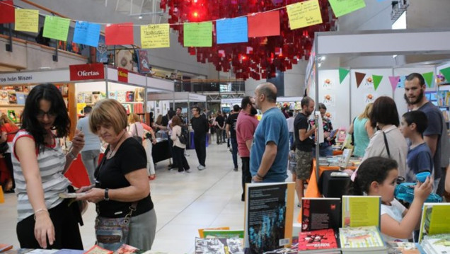 imagen Continúa todo el fin de semana la Feria del Libro de Mendoza  