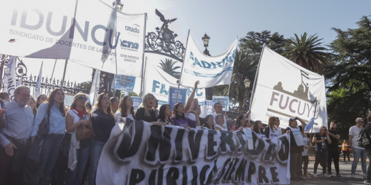 Marchas masivas y veto presidencial: claves para entender la Ley de Financiamiento Universitario 