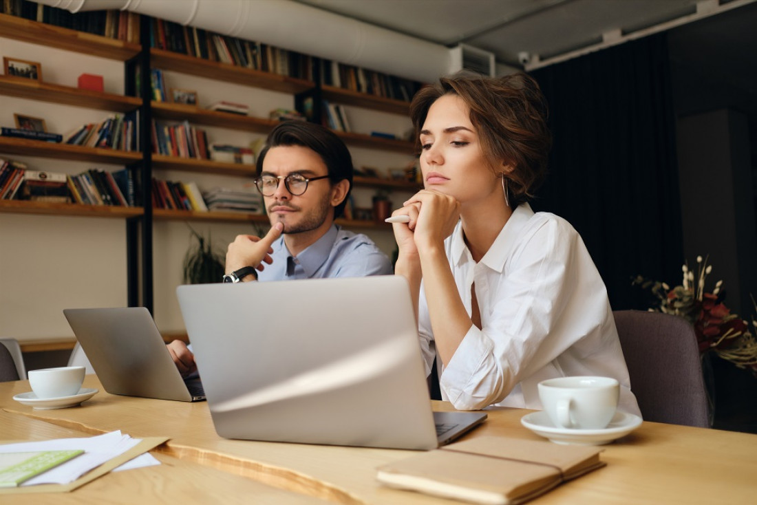 Las mujeres que se destacan en su trabajo reciben mayor cantidad de comentarios negativos