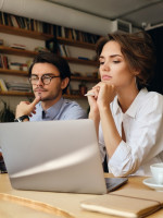 Las mujeres que se destacan en su trabajo reciben mayor cantidad de comentarios negativos