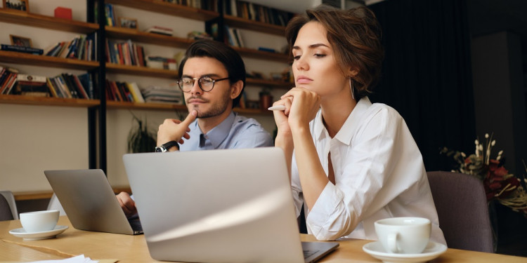 Las mujeres que se destacan en su trabajo reciben mayor cantidad de comentarios negativos