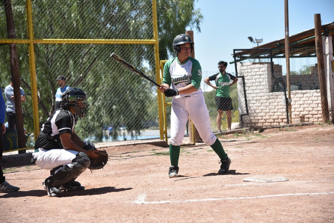 Zoe Arditi tiene 13 años, juega al sóftbol en la UNCUYO y ya está en las selecciones de Mendoza y Argentina