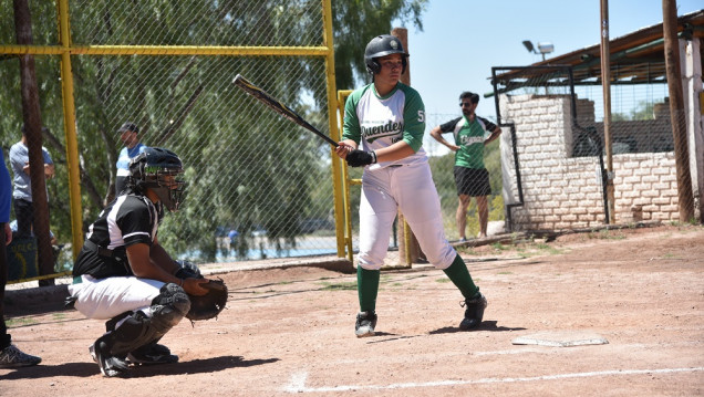 imagen Zoe Arditi tiene 13 años, juega al sóftbol en la UNCUYO y ya está en las selecciones de Mendoza y Argentina