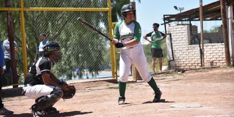 Zoe Arditi tiene 13 años, juega al sóftbol en la UNCUYO y ya está en las selecciones de Mendoza y Argentina