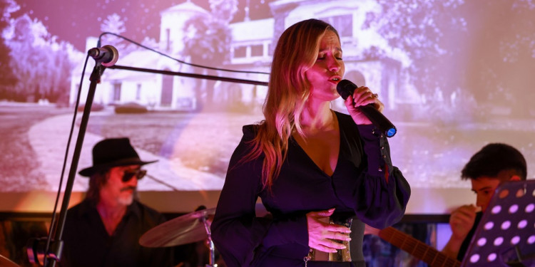 Lola Ponce presentó un show en el castillo de la Estancia de Ancón