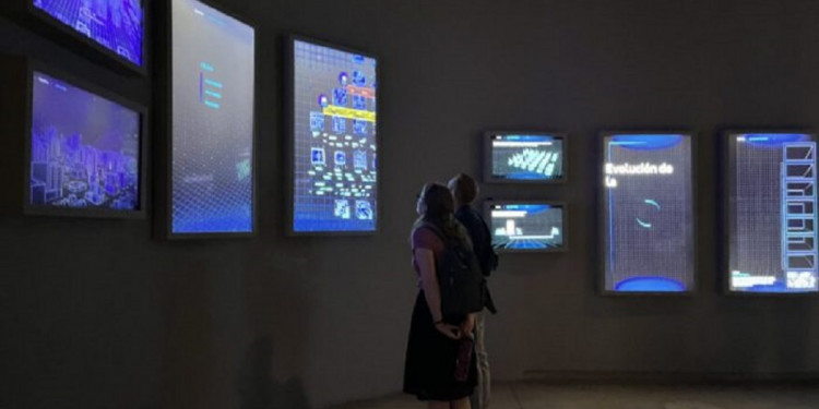 Abre la exposición "Conectados. Una mirada a la tecnología que nos acerca"