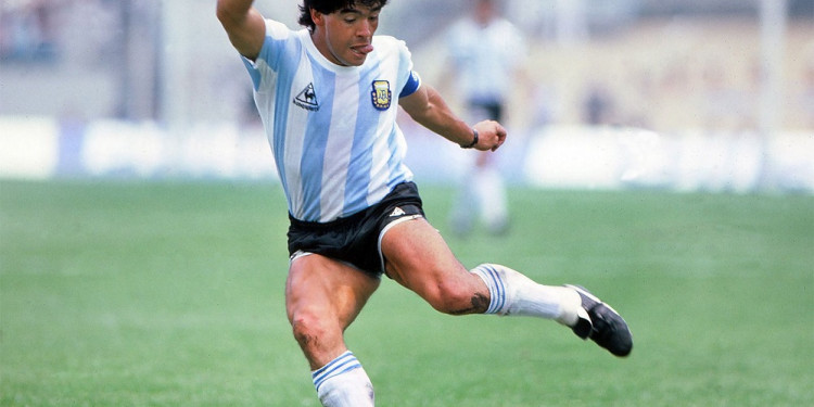 La pelota siempre al Diez: el debut de Diego con los colores de Argentina