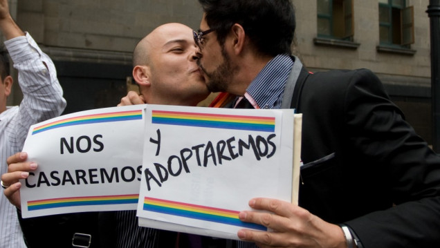 imagen Corte mexicana avala el derecho de parejas homosexuales a adoptar