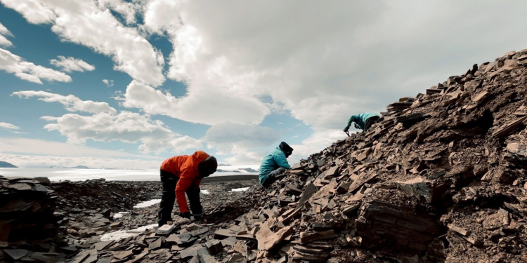 Un refugio de rocas, la primera presencia permanente de la Argentina en la Antártida