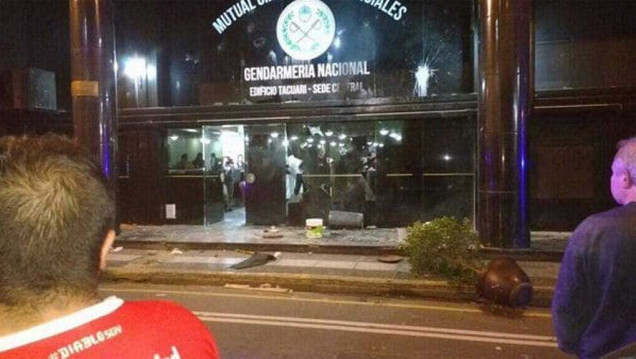 imagen Lanzaron "bombas molotov" contra un edificio de Gendarmería