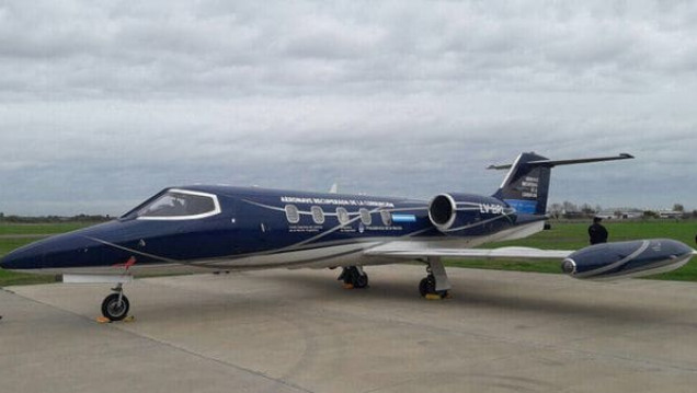 imagen "Aeronave recuperada de la corrupción", así plotearon el avión de Lázaro Báez
