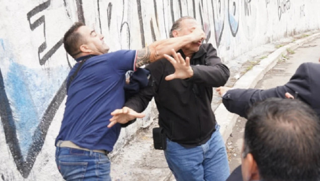 imagen Brutal golpiza a Sergio Berni en una protesta por el chofer asesinado en La Matanza 