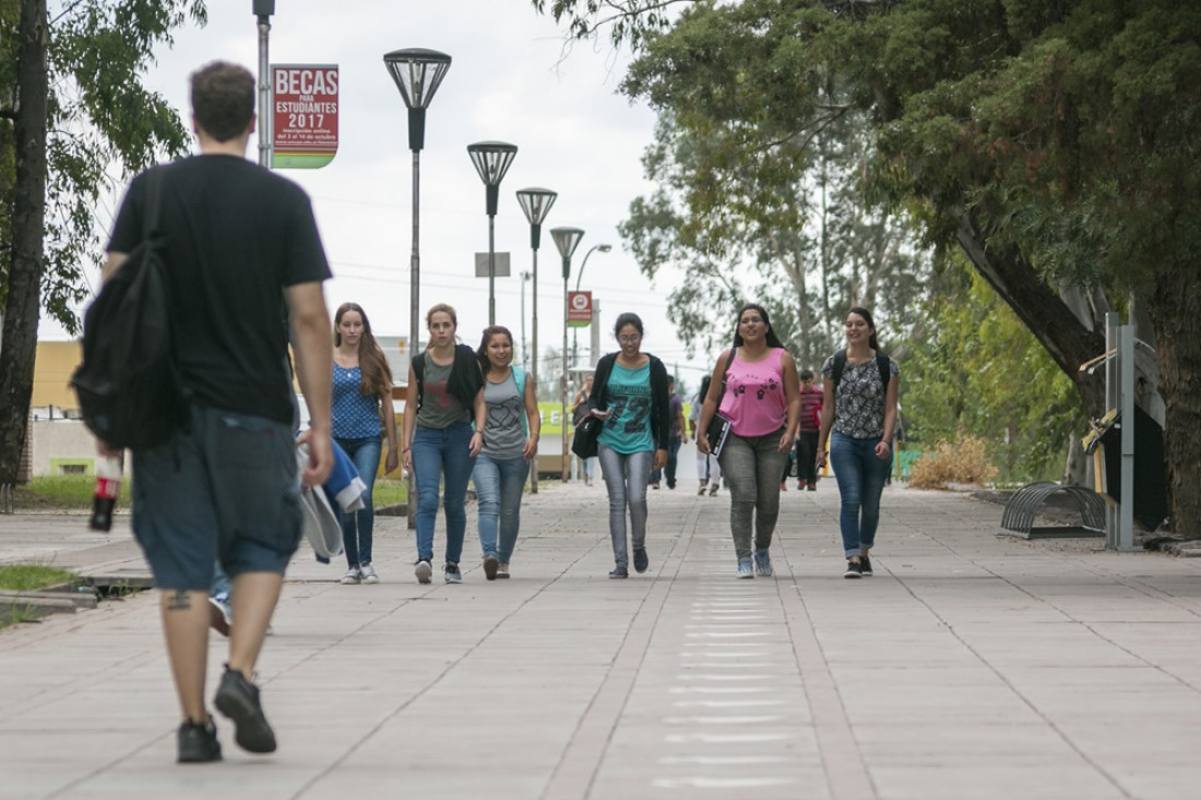 Perfil de jóvenes estudiantes: revalorizan el tiempo y tienen un plan de futuro más acotado