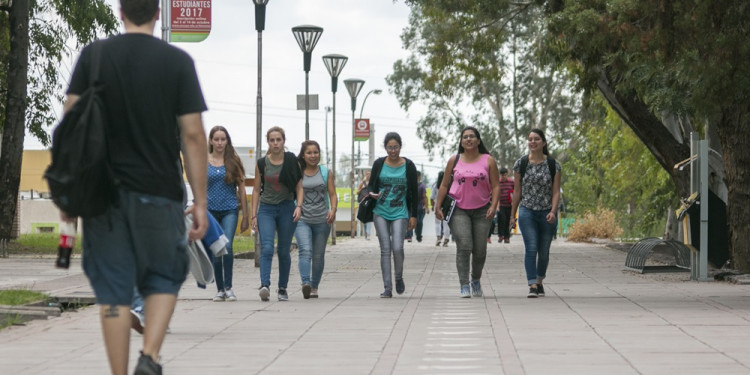 Perfil de jóvenes estudiantes: revalorizan el tiempo y tienen un plan de futuro más acotado