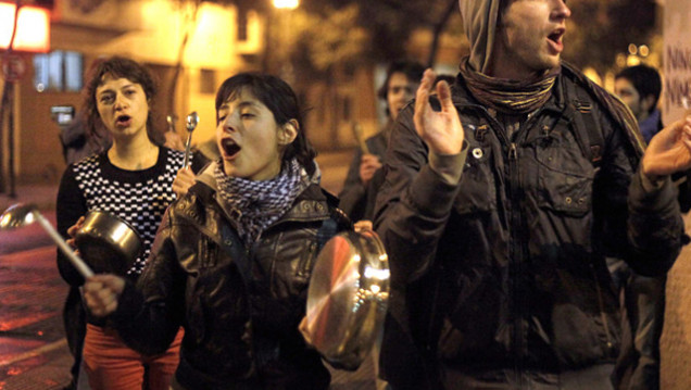 imagen Cacerolazo nocturno coronó otro día de protestas por educación gratuita