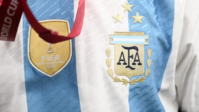 imagen La camiseta argentina con las tres estrellas ya es furor y promete récord de venta 