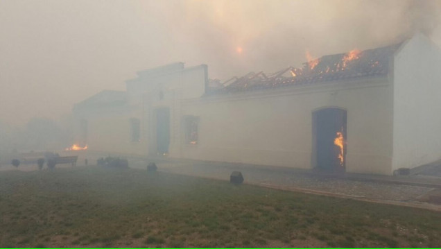 imagen El viento llegó a San Luis fuerte y quemó la réplica de la Casa de Tucumán