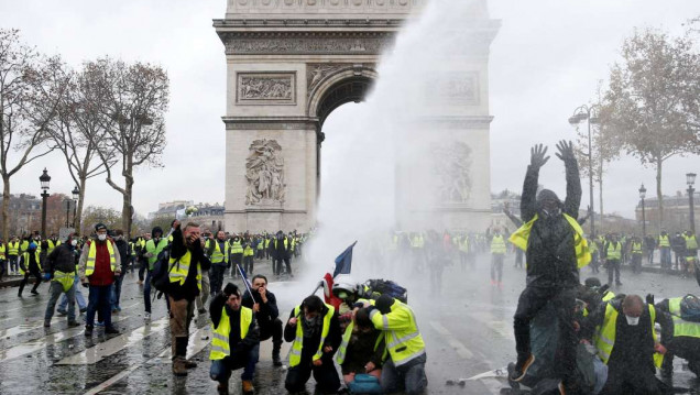imagen Tras las protestas, Francia suspendió por seis meses la suba de combustibles