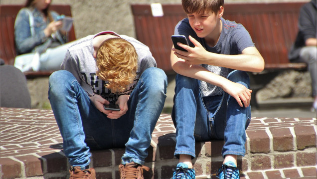 imagen Tres de cada diez jóvenes tendrán miopía en 2020 por el uso de celulares