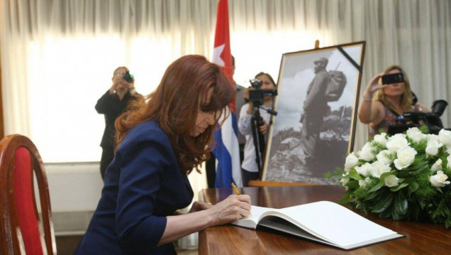 imagen Cristina fue a la embajada de Cuba a dar su pésame por la muerte de Fidel Castro
