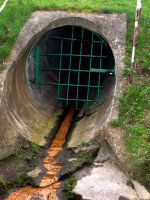 ¿Cuál es la multa que cobra el Ministerio de Ambiente por contaminar un curso de agua?