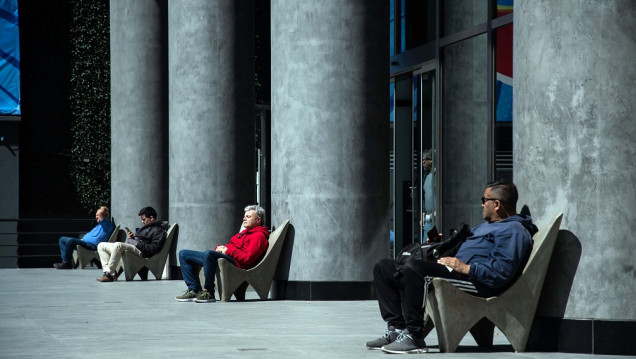 imagen Arquitectura hostil: cómo las ciudades expulsan a grupos sociales del espacio público 