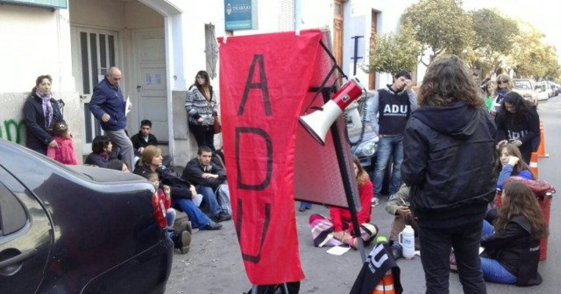 Universidad Nacional de San Luis: "la toma es llevada por ADU y apoyada por estudiantes universitarios"