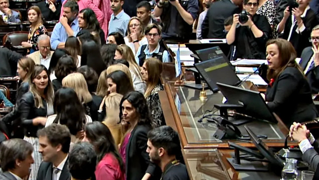 imagen Tensión en el Congreso: oficialismo y oposición se cruzaron a gritos e insultos, y suspendieron el debate