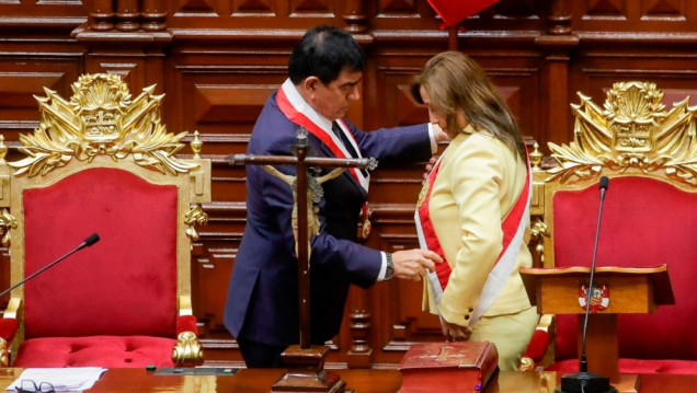 imagen Crisis en Perú: con Castillo detenido, el Congreso tomó juramento a Dina Boluarte como presidenta