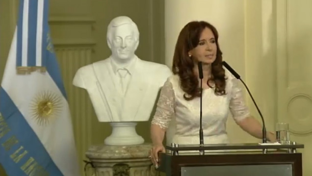 imagen Cristina homenajea a Néstor Kirchner y habla ante la militancia en Plaza de Mayo