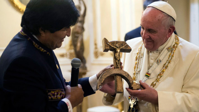 imagen El crucifijo "comunista" y el Papa antisistema