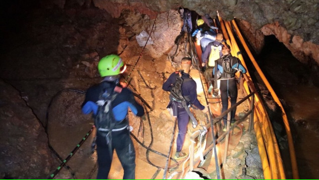 imagen Contra reloj: ya rescataron a 8 niños del grupo atrapado en la cueva de Tailandia