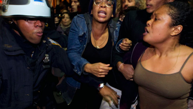 imagen La policía de Nueva York inició el desalojo del movimiento "Ocupa Wall Street"