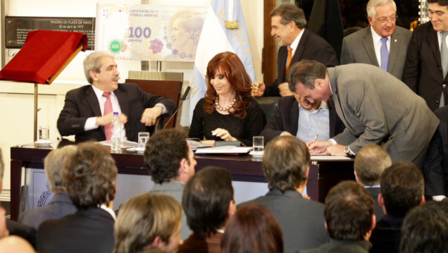 imagen Pérez firmó una nueva prórroga del Programa de Desendeudamiento Provincial