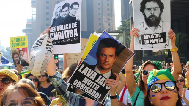 imagen A cinco días de los Juegos Olímpicos, brasileños manifiestan por y contra Rousseff