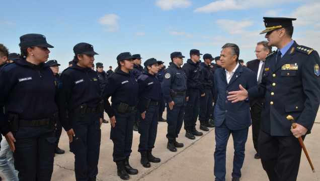 imagen Cornejo puso en funciones a 330 policías