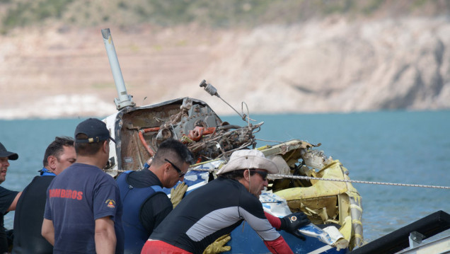 imagen Rescataron el helicóptero caído en el dique Potrerillos