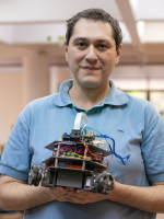 Egresado de la UNCUYO creó un robot que detecta y clasifica elementos peligrosos mediante visión artificial