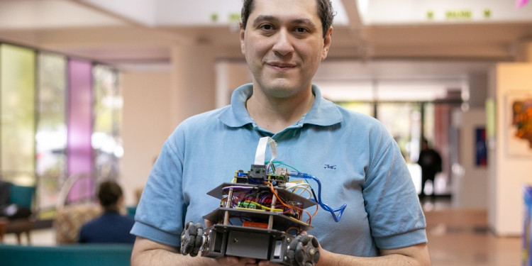 Egresado de la UNCUYO creó un robot que detecta y clasifica elementos peligrosos mediante visión artificial