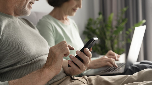 imagen Las personas mayores utilizan más el celular que la computadora