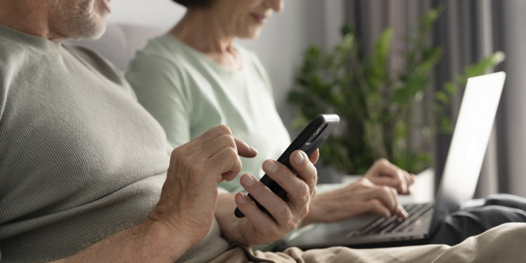 Las personas mayores utilizan más el celular que la computadora